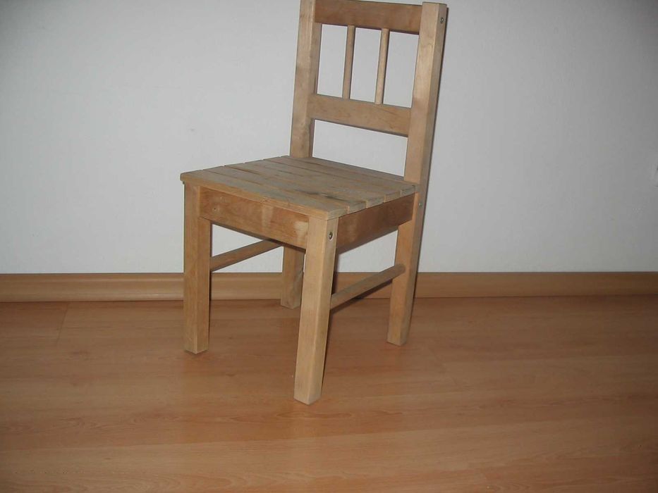 Krzesełko drewniane dla dziecka