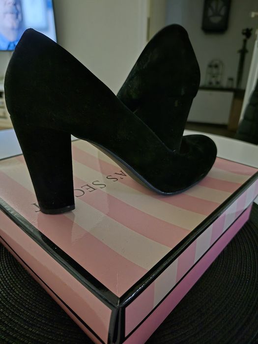 czarne zamszowe na słupku 41 dł.wkładki 27cm