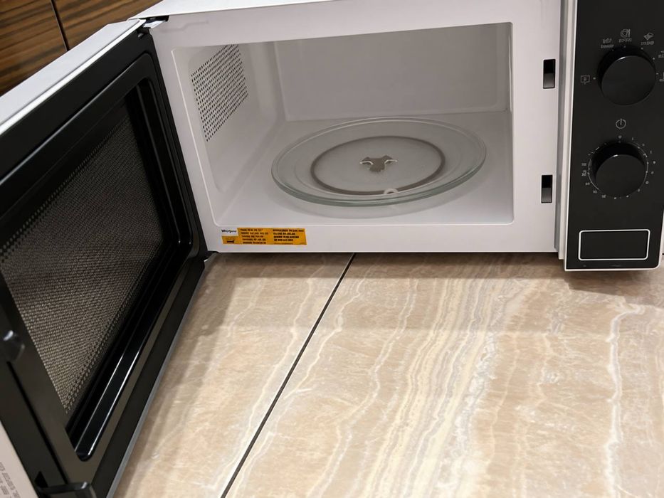 Мікрохвильова піч Whirlpool MWP 101 B б/у