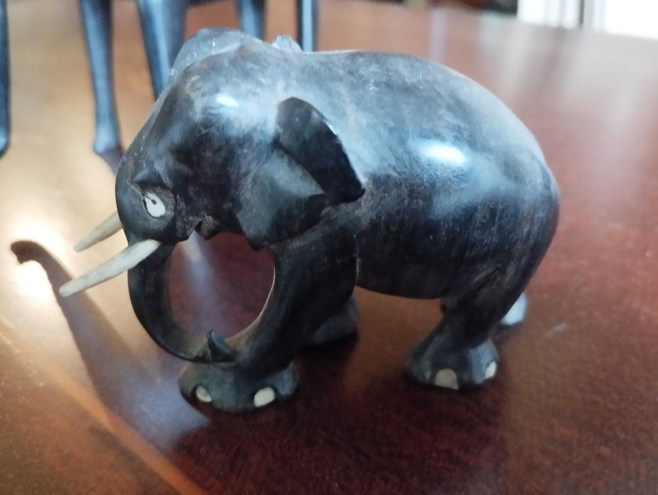 Dois elefantes de pau preto