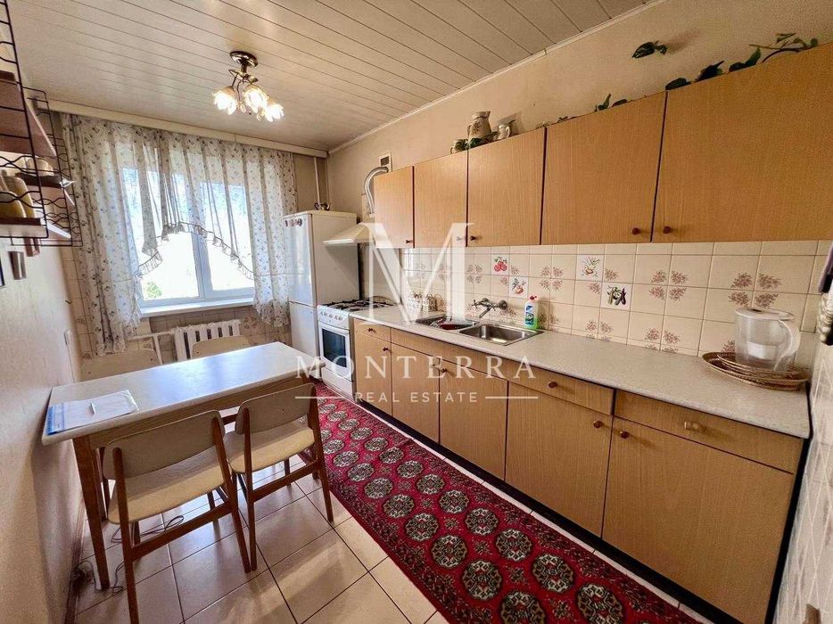 Продаж 3 кімнатної квартири в жилому стані Київ, Правий берег, вул. Стадіонна, метро Вокзальна, центр