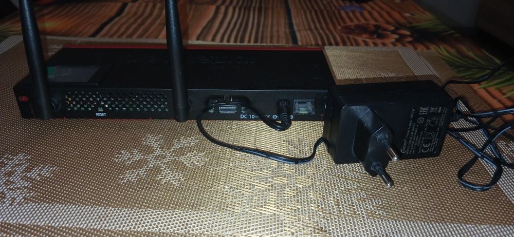 MikroTik routerboard  RB2011UiAS-2HnD-INRB2011UI - це бюджетна серія б