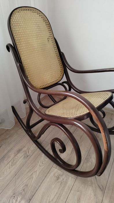 Fotel bujany drewniany