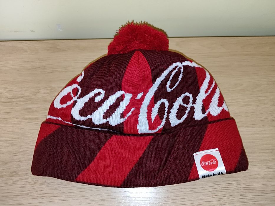 Продам коллекционный зимний набор Coca-Cola (шапка + перчатки)