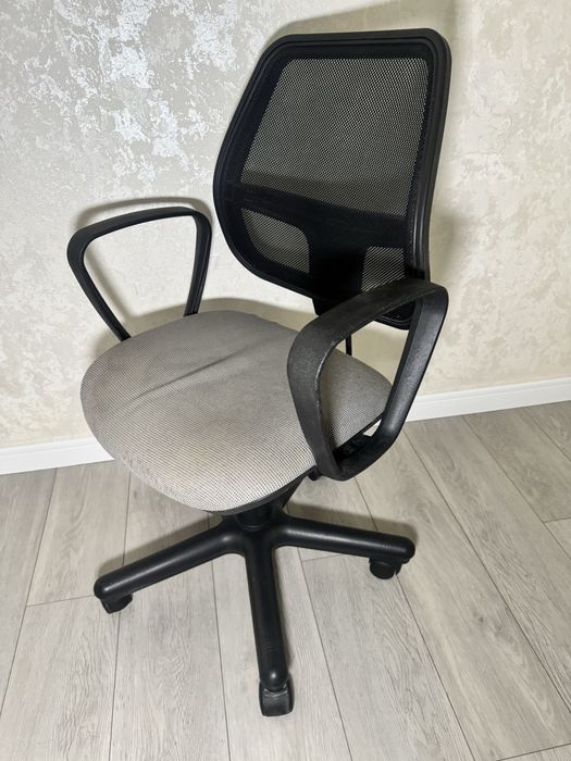 Офісне крісло з сітчастою спинкою та ергономічною конструкцією