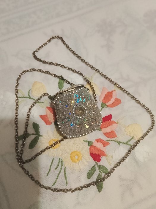 Piękny naszyjnik z kamieniami bomboniere