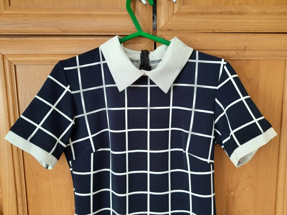 Sukienka z kołnieżykiem w kratę