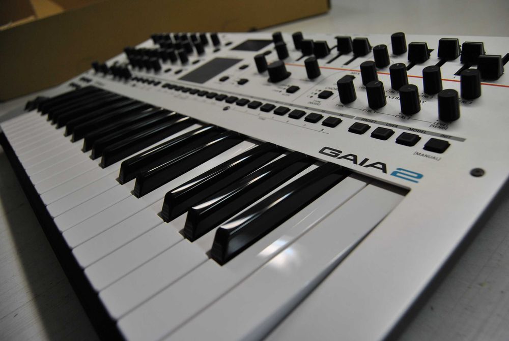 Syntezator Roland GAIA 2
