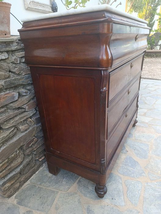 Cómoda de bule centenária