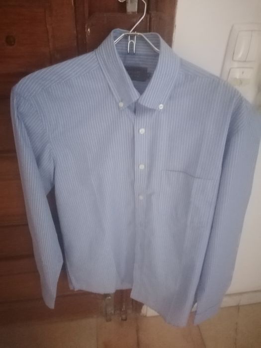 Camisa azul com riscas brancas
