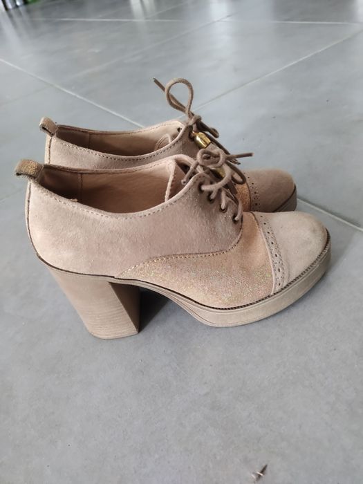 Sapatos elegantes com pomponss