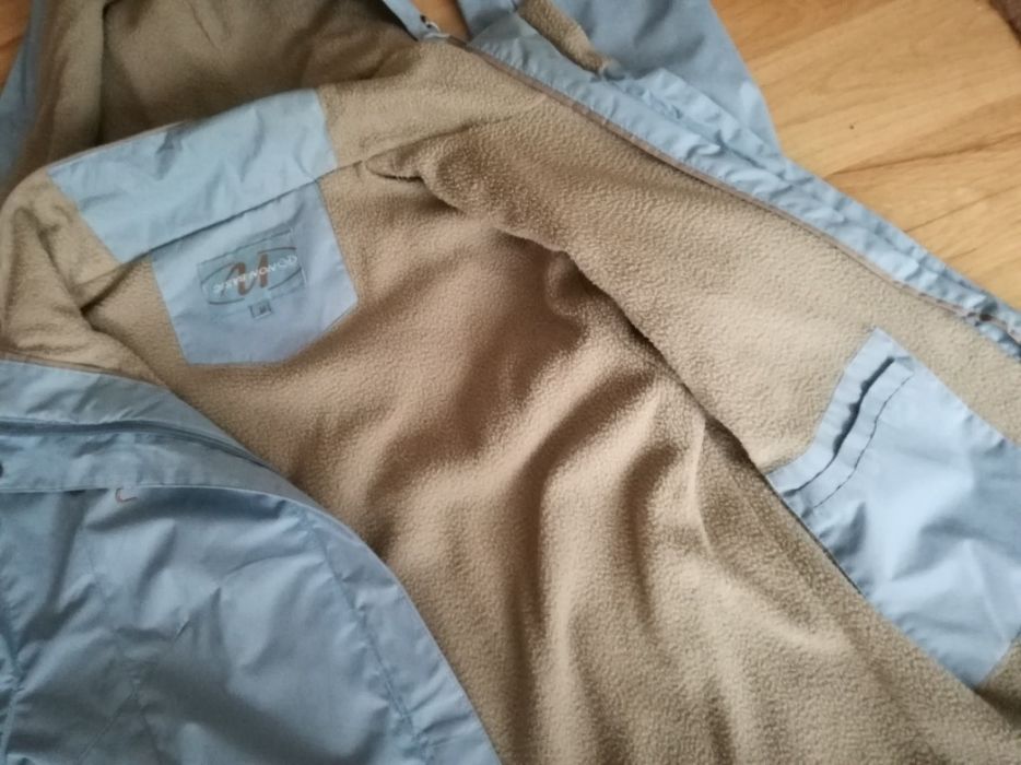 Damska kurtka sportowa z kapturem lekko ocieplana