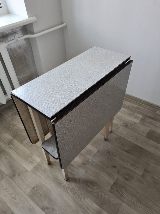 Продам стол кухонний, книжка.