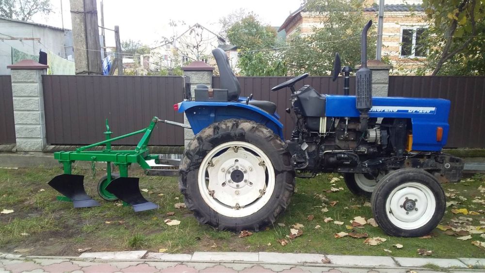 Трактор з плугом