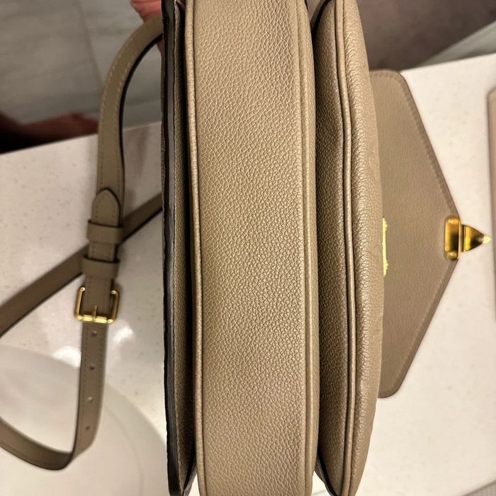 Louis Vuitton Mettis Beje