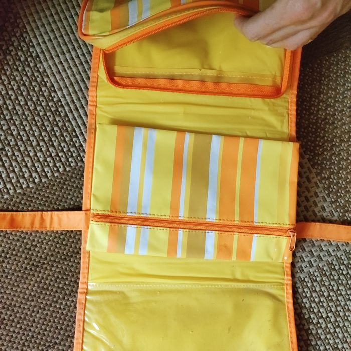 Rozkładana kosmetyczka w paski