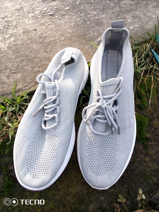 Продам не дорого кроссовки для женщины или девушки