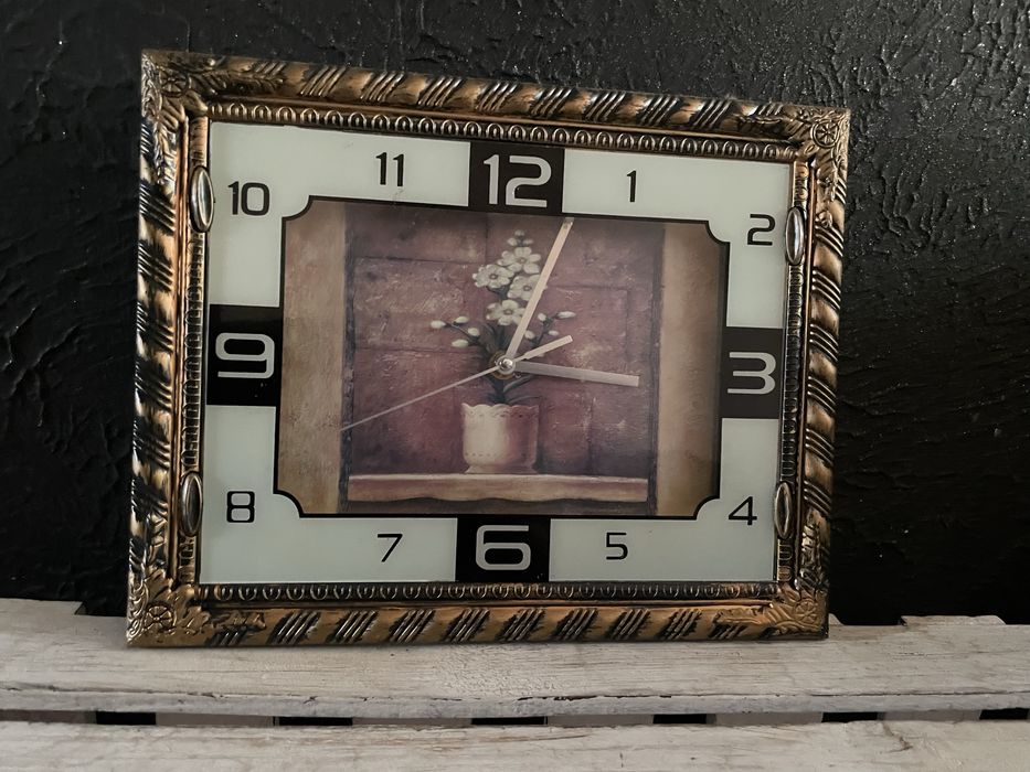Zegar scienny na sciane do powieszenia stylizowany ma staro