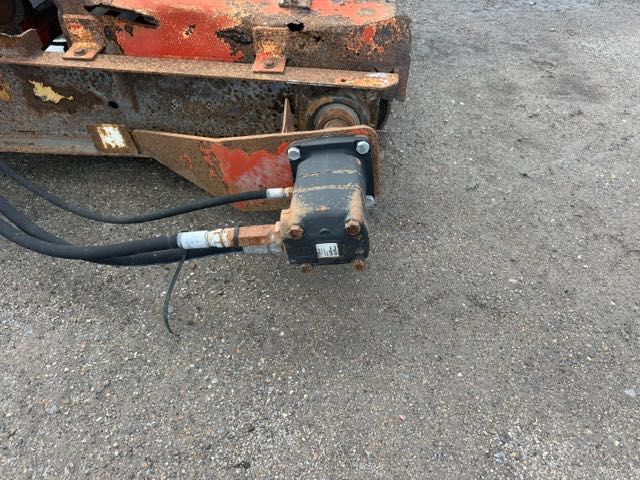 taśma zdawcza materiału z napędem hydraulicznym finlay 693