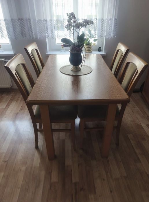 Solidny stół rozkładany + 4 krzesła