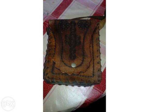 Bolsa ricamente trabalhada couro