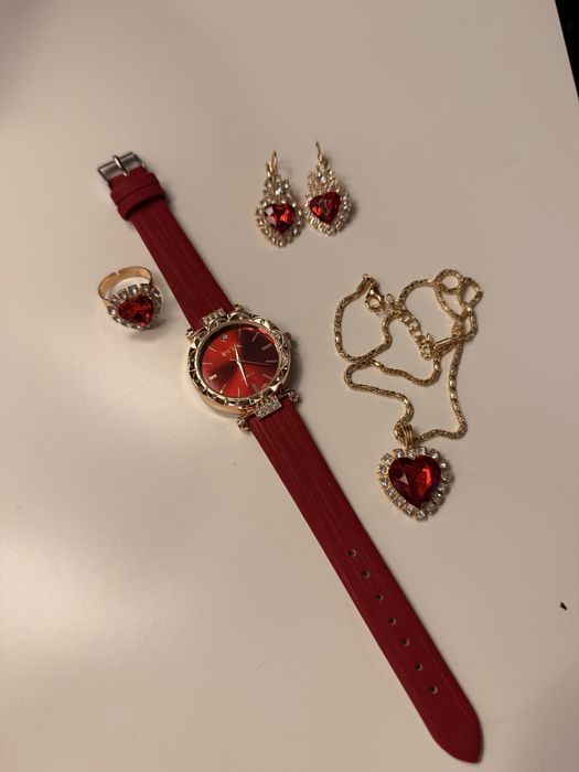 Relogio vermelho com pulseira, anel…