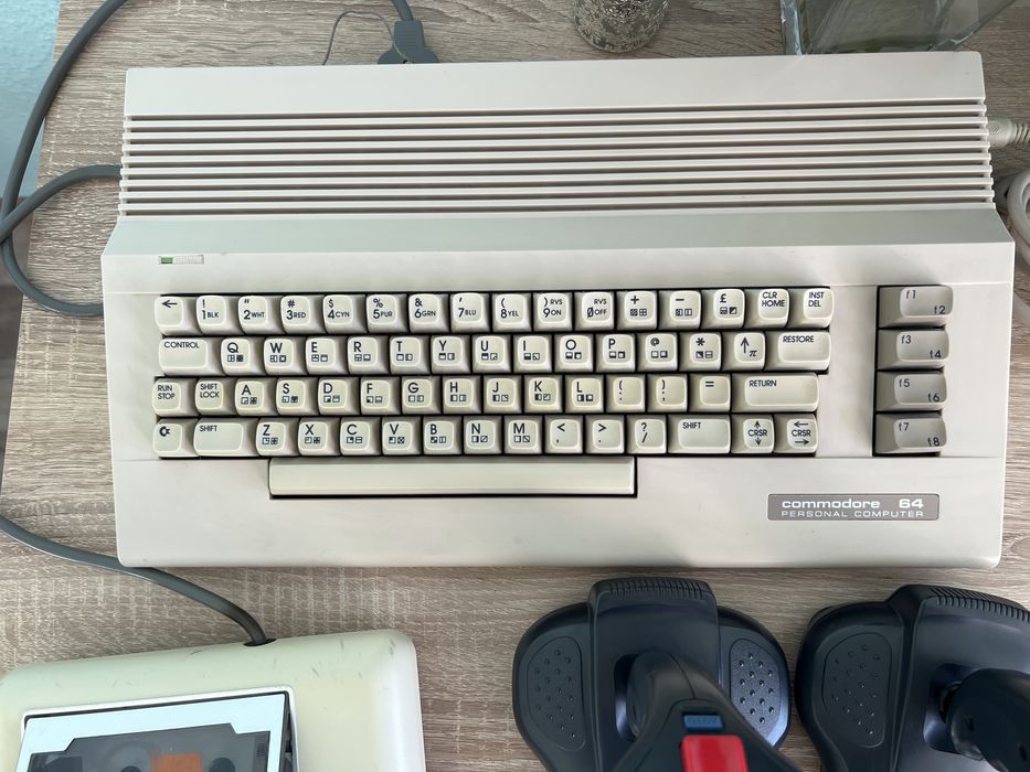 #1737 commodore c64 datasette quickschot joystick pac man zestaw