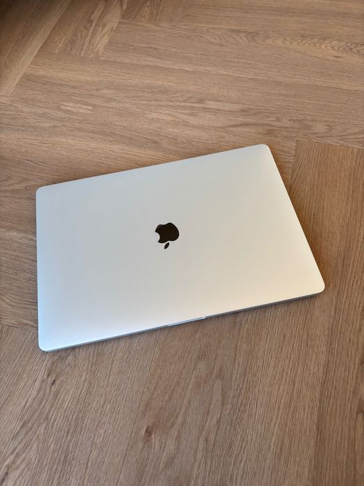 Idealny MacBook Pro 15” 16/256 GB TOUCH BAR SILVER w idealnym stanie!