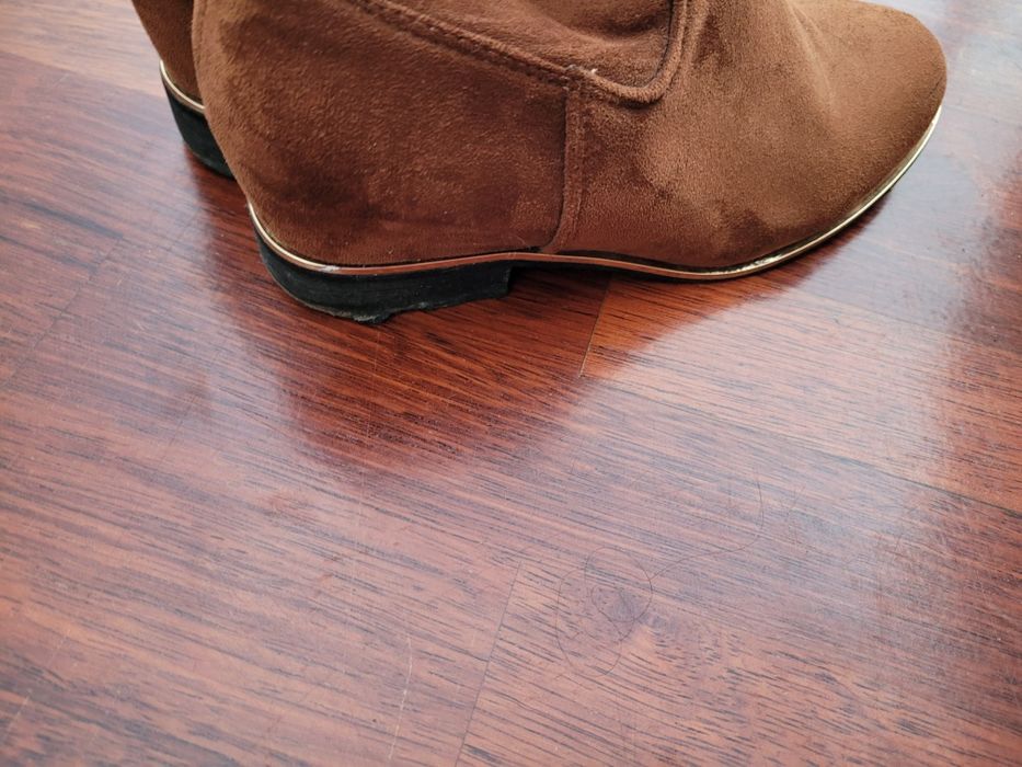 Botas em pele género veludo 39