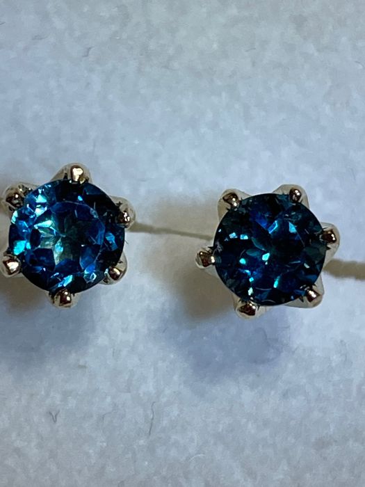 Złote kolczyki z topazami