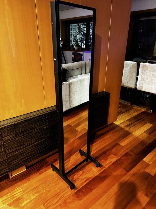 Espelho de pé com abas/chariots integrados