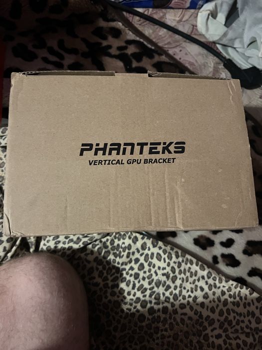 Phanteks Оригинальный вертикальный держатель видеокарты
