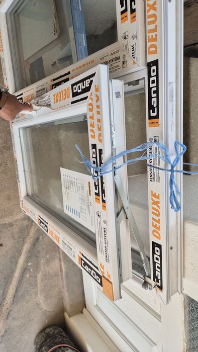 Janela de pvc  com folha de oscilobatente presa