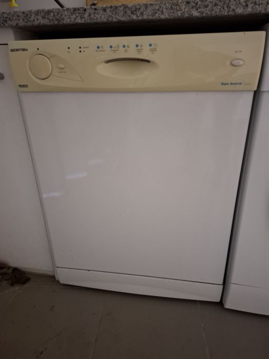 Frigorífico e máquina de lavar louça