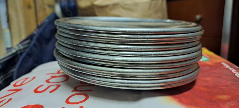 Pratos de sobremesa em inox