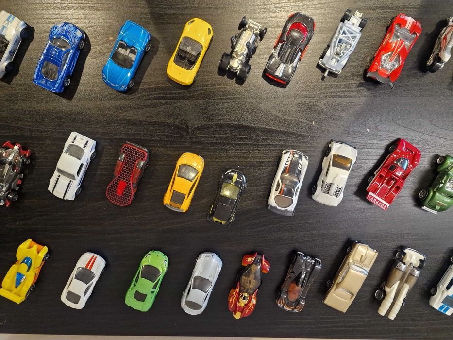 hot wheels około 160 sztuk