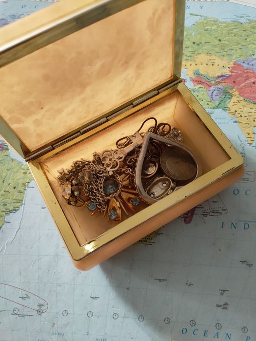 Piękna szkatułka z alabastru wlochy