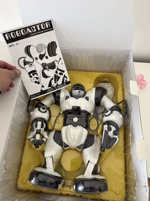 Robot zabawka  sterowany  pilotem