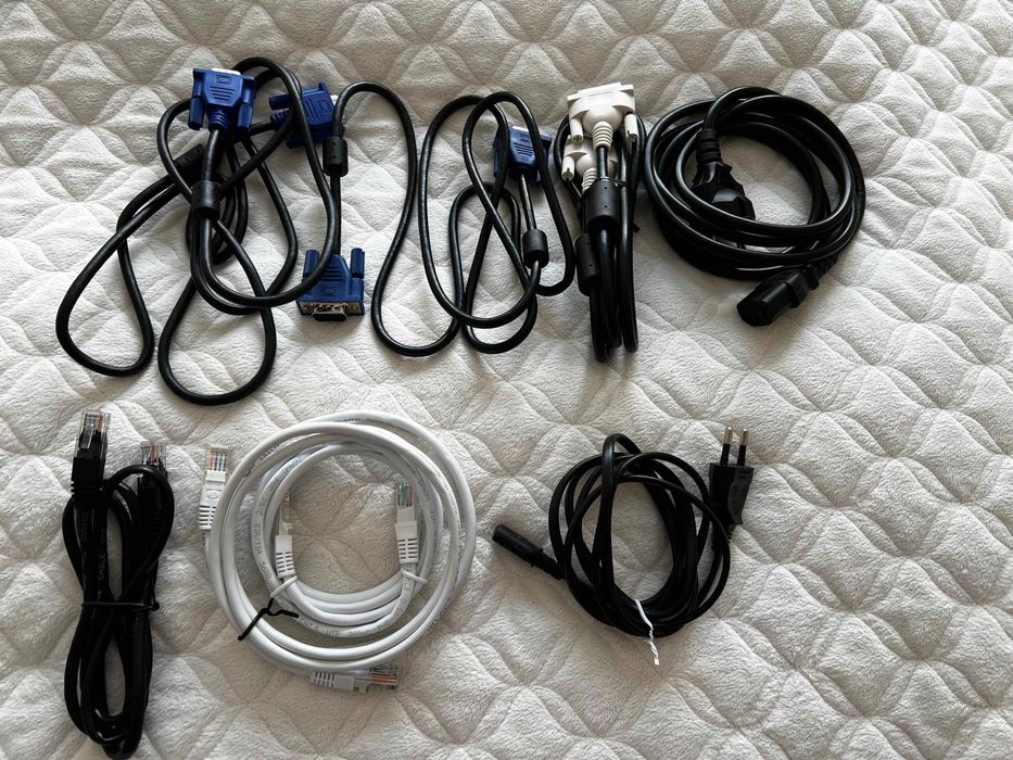 Zestaw różnych kabli, VGA, DVI, ósemka, Ethernet
