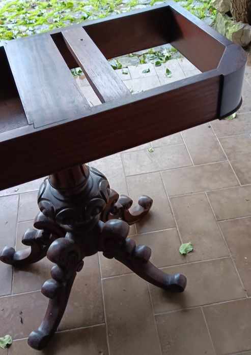 Mesa de jogo pe de galo.