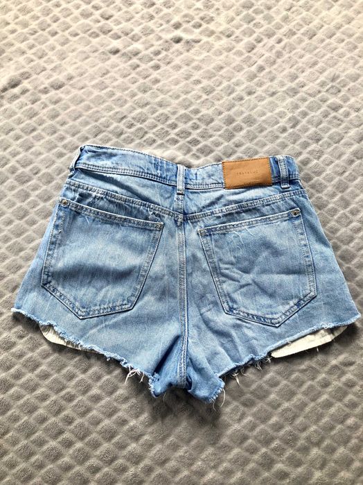Krótkie jasno niebieskie jeansowe spodenki Zara