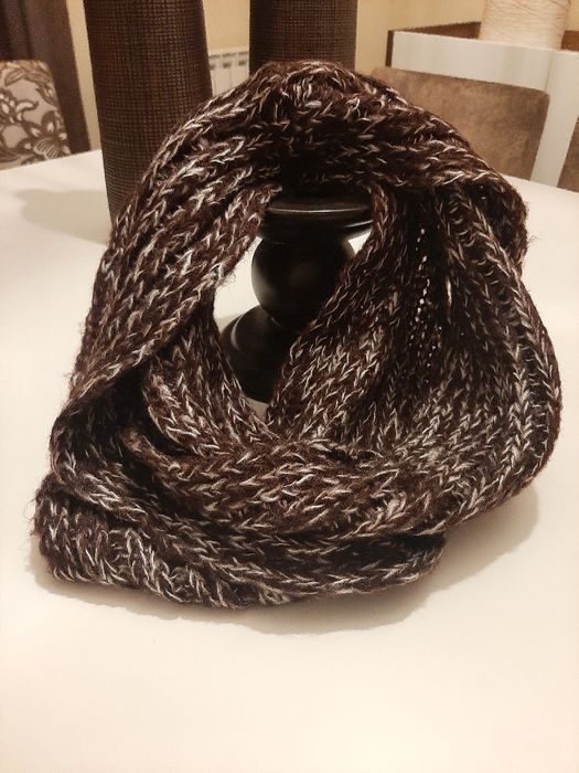 Gola castanha e branca