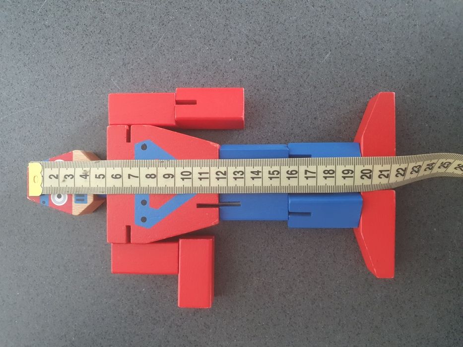 Robot dla dzieci , wykonany z drewna