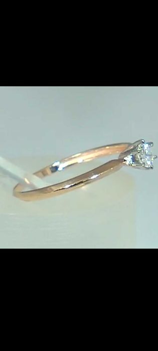 Золота каблучка з діамантом