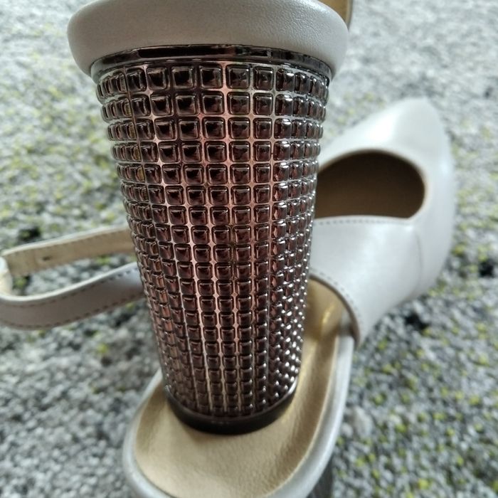 Buty na obcasie r. 38