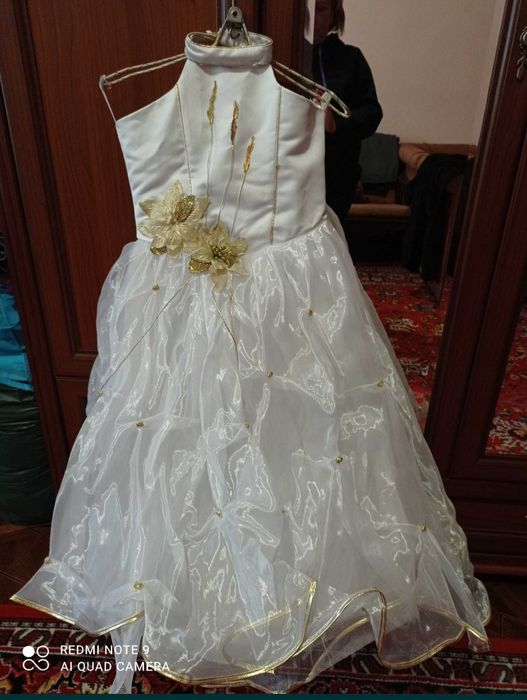 Біле святкове плаття. Можна до причастя
