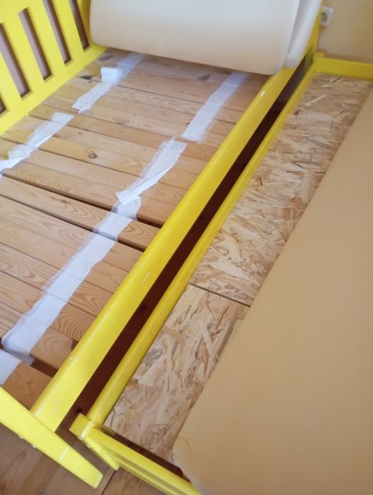 Łóżko podwójne drewniane wsuwane z barierką
