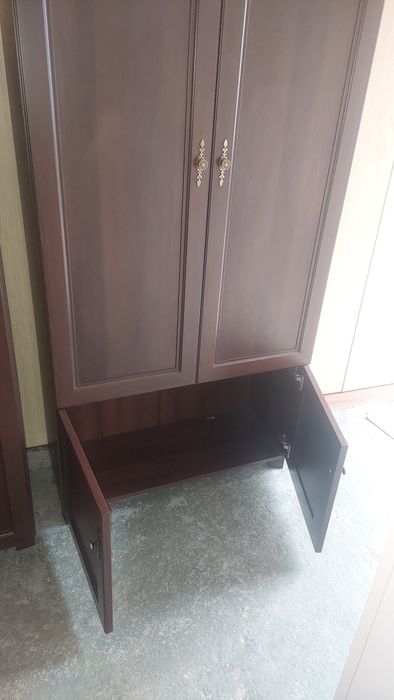 szafa wąska półka i drążek