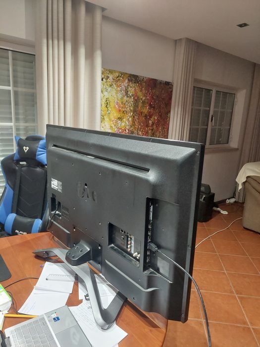 Televisão LG 106 cm com problemas no ecrã.