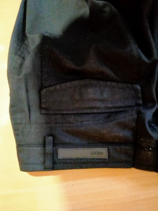 Czarne spodnie w kant